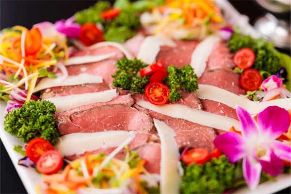 ローストビーフサラダ～「土佐御苑の魚塩」添え